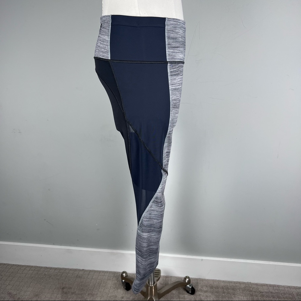 Like New-Lululemon Grey Striped Mesh Running Leggings with Zipper Pocket Size 8 - Picture 10 of 14